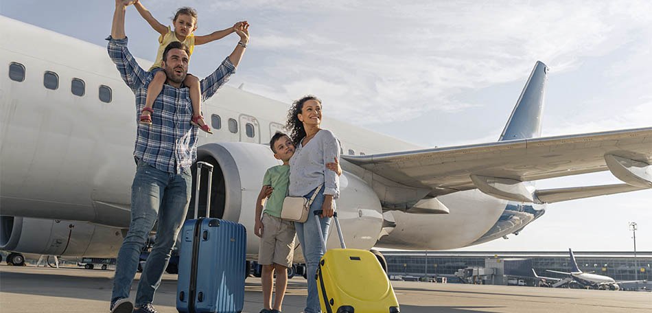 Família com bagagens em frente a uma aeronave